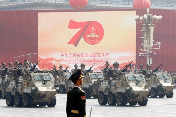 A China comemorou seu poder e confiança crescentes com uma grande exibição de equipamento militar e de marcha coreografada de tropas em Pequim, nesta terça-feira (1), sob os olhares do presidente Xi Jinping, que prometeu um desenvolvimento pacífico no 70º aniversário de regime comunista