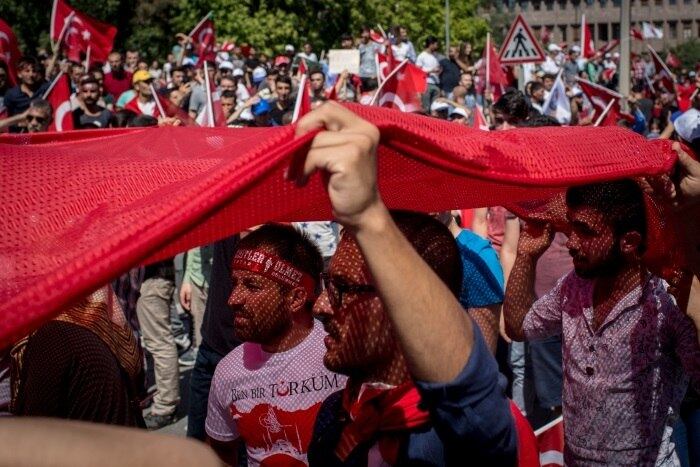 Desde então, a reação do chefe de Estado já levou a cerca de 50 mil prisões e 150 mil expurgos. O levante contra o presidente é atribuído por Ancara ao clérigo e magnata turco Fethullah Gülen, que vive exilado nos Estados Unidos. Güllen lidera um movimento homônimo também conhecido como "Hizmet" ("serviço", em tradução livre) e que prega uma versão moderada do islamismo