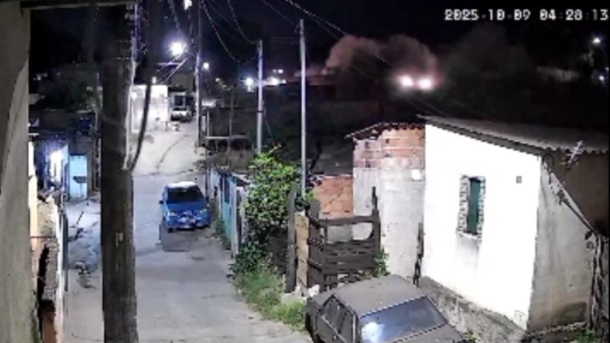 Câmeras de segurança flagraram o momento em que um carro desgovernado capotou e atingiu quatro casas, após uma perseguição policial em Santa Luzia, na região Metropolitana de Belo Horizonte.