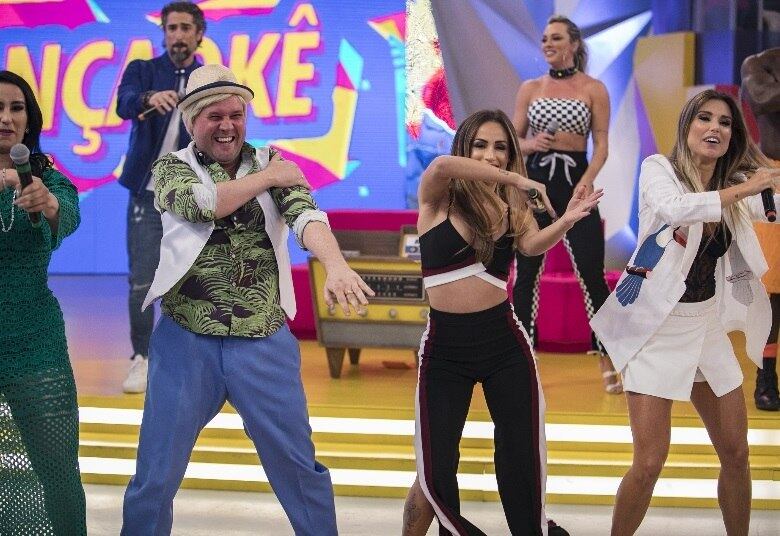 E no jogo Dançaokê 2.0, os famosos que participam da edição desta semana precisam descobrir qual estilo musical os bailarinos estão dançando observando apenas os passos e as silhuetas. Sem ouvir a canção, eles têm de acertar o ritmo para ganhar pontos