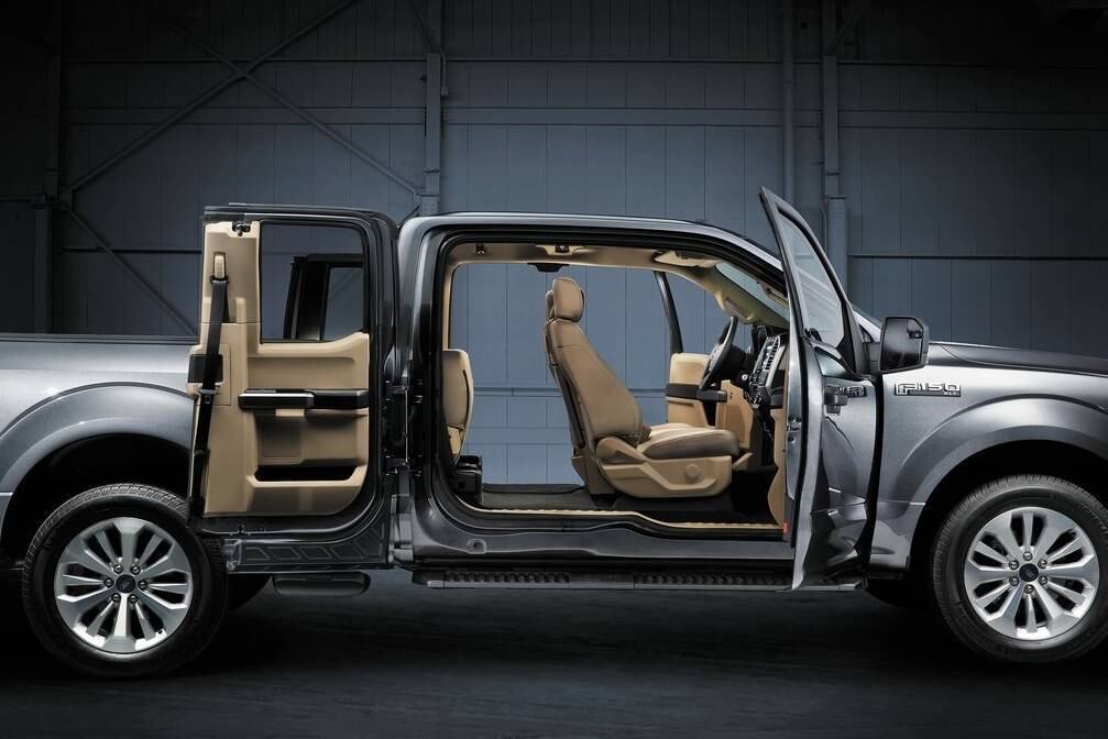 Mantendo a fórmula usada pela Fiat Strada no Brasil, a versão de cabine estendida da F150 conta com duas portas-suicida para acessar a segunda fileira de bancos

Saiba tudo sobre carros! Acesse R7.com/carros
E confira os melhores preços de novos e usados em r7.icarros.com.br
