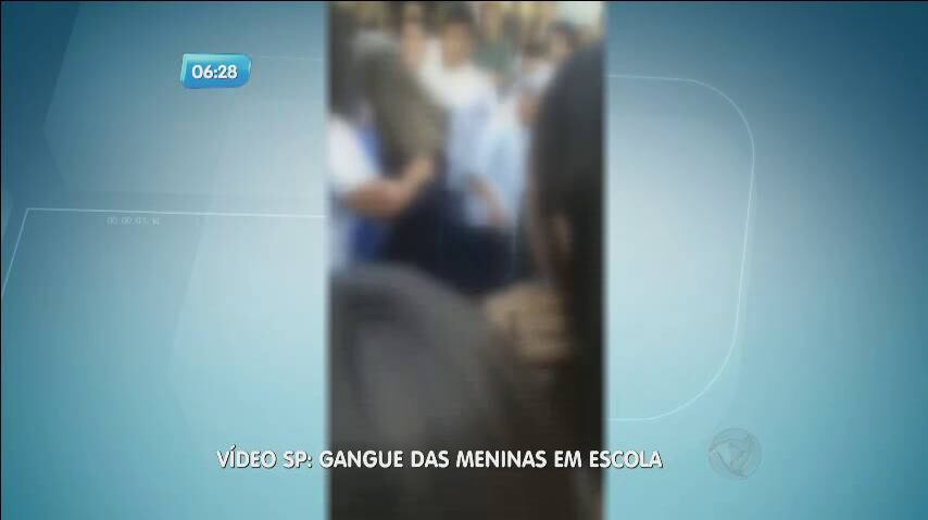 Em um vídeo gravado por um dos alunos, a jovem aparece levando um surra de várias pessoas