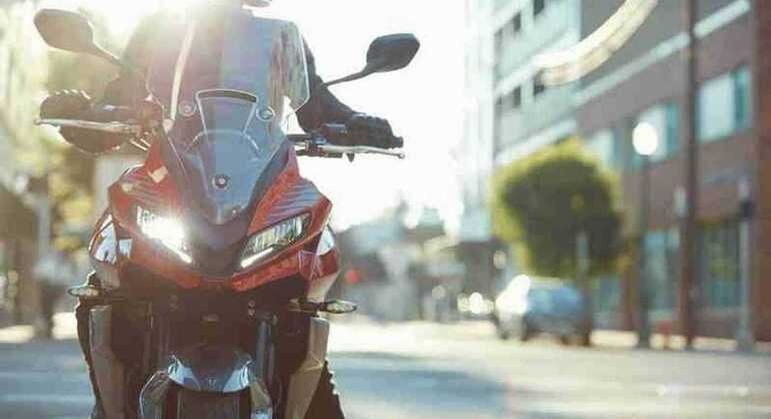 Motocicleta ainda contará com duplo faróis, guidão mais elevado e tanque de combustível maior