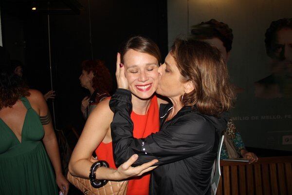 Mariana ainda ganhou um beijão da atriz Drica Moraes