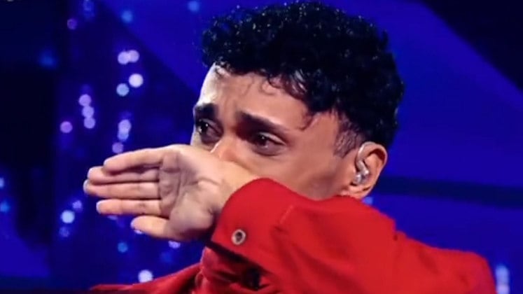 Brunelli não conteve a emoção ao ver que conseguiu levantar 99 jurados ao som de uma das canções que marcou sua trajetória na música. Com You Are Not Alone, de Michael Jackson, ele conseguiu transmitir ao público tudo o que vivenciou na carreira artística