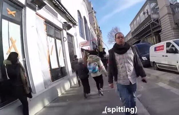 Durante a caminhada algumas pessoas também cuspiram em Klein como mostra a imagem