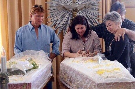 Pais de Emanuel e Emanuele no velório dos irmãos, em outubro de 2013