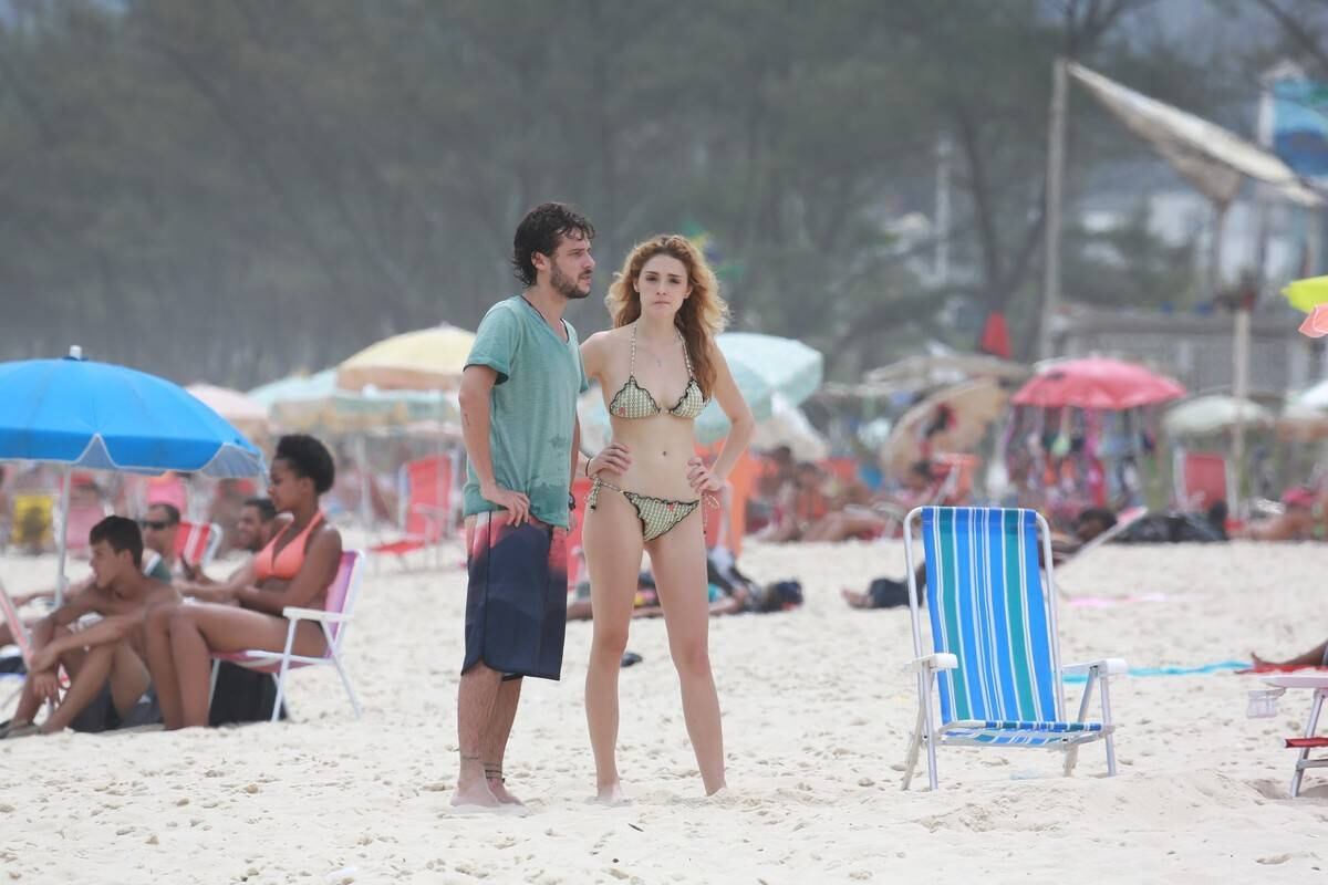 Isabelle Drummond e Jayme Matarazzo durante gravação de novela, na praia carioca do Recreio dos Bandeirantes, nesta quarta-feira (10)
