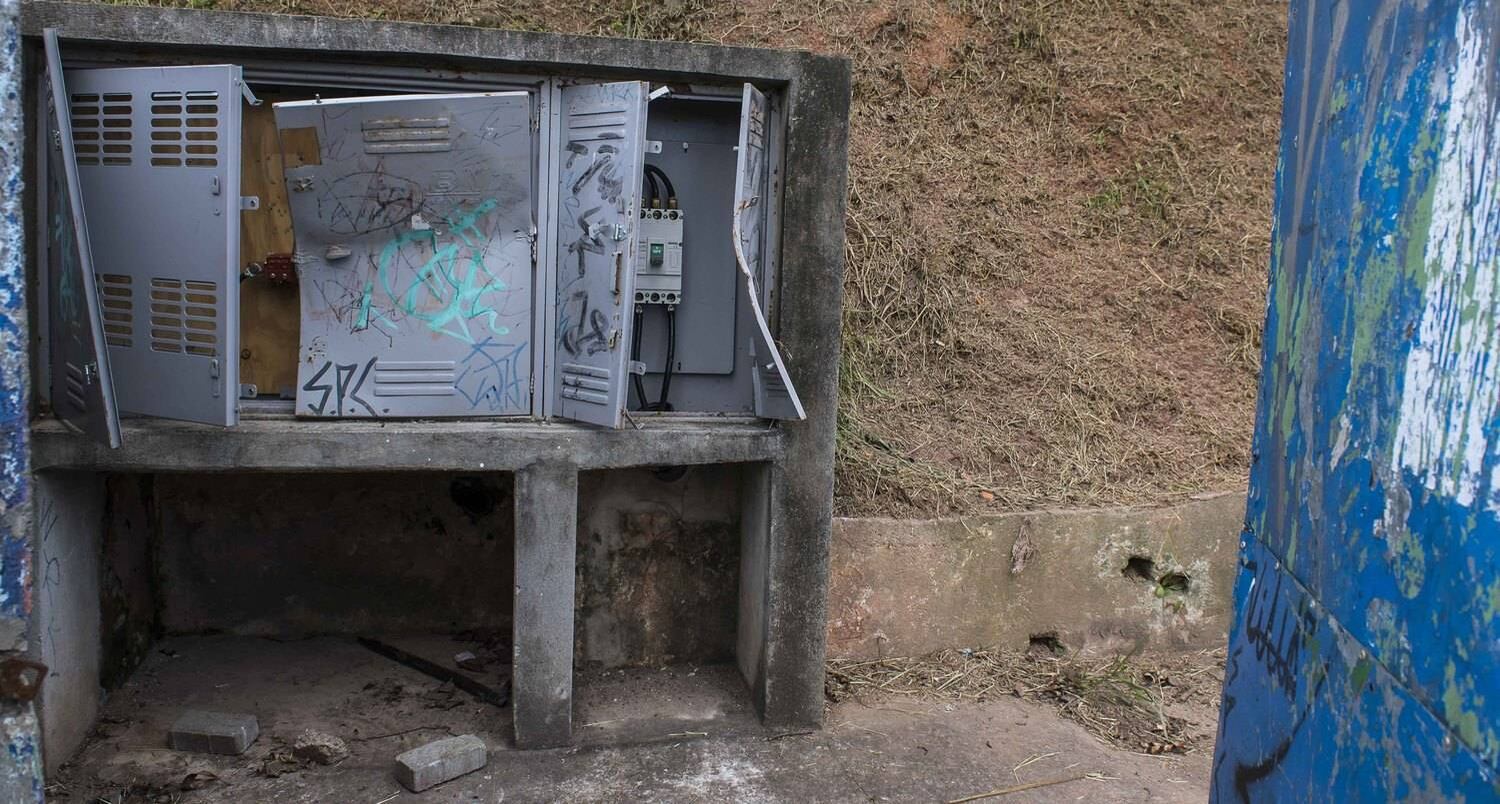 Há 15 dias a escola teve o quadro de energia elétrica vandalizado e a fiação furtada, e até hoje o material não foi reposto, o que fez a direção da escola suspender as aulas.