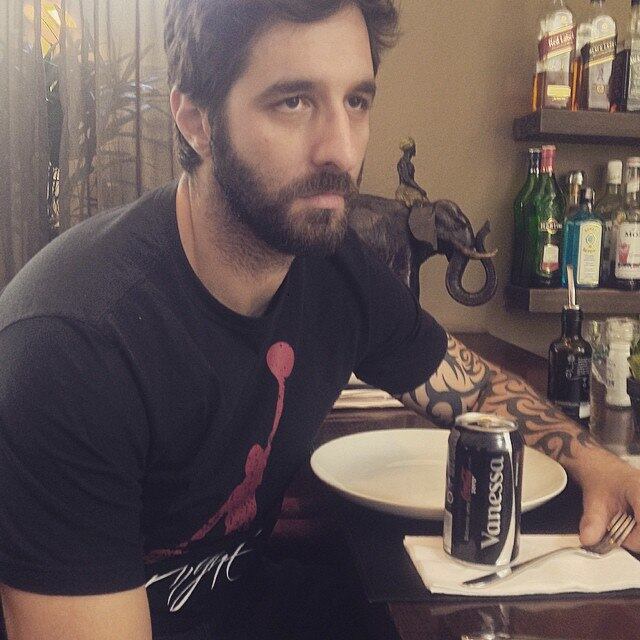 Perde o amigo, perde o processo, mas não perde a piada. Esse é Rafinha Bastos que, recentemente, publicou em seu Instagram uma foto em que mostra uma latinha de refrigerante com o nome "Vanessa"."Obrigado, Coca-Cola. Muito obrigado mesmo", era a legenda do comediante, satirizando a eterna briga com a cantora Wanessa