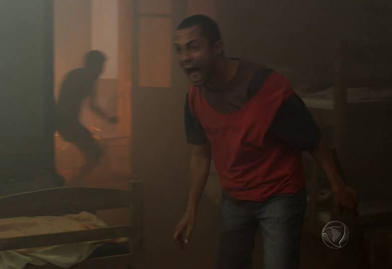 Cansados da situação de abandono, os desabrigados começam a quebrar o abrigo. O local fica depredado quase por inteiro