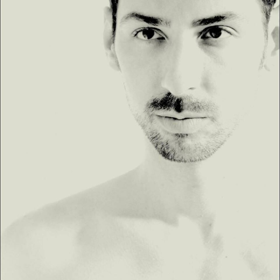 Ricci era um profissional
conceituado e tinha a agenda cheia. No momento da execução, uma cliente o
aguardava