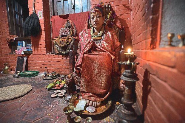 A Kumari é escolhida entre meninas pré-puberdade da comunidade e é considerada uma encarnação da deusa Taleju Hindu. Seus conceitos misturam o hinduísmo e o budismo

