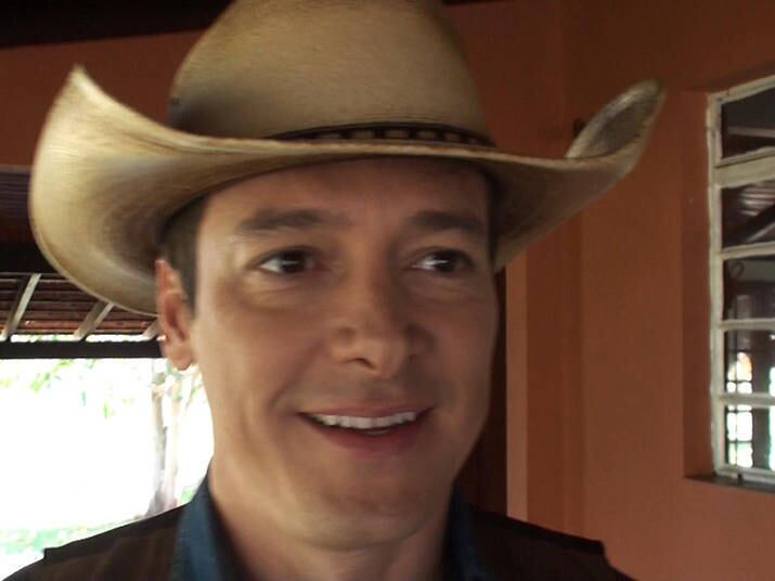 As brincadeiras com Victor e Leo não paravam, ao chegar à fazenda,
Rodrigo brincou que faria a matéria com um figurino bastante brega de
caubói

+Veja em fotos a trajetória do apresentador Rodrigo Faro!
