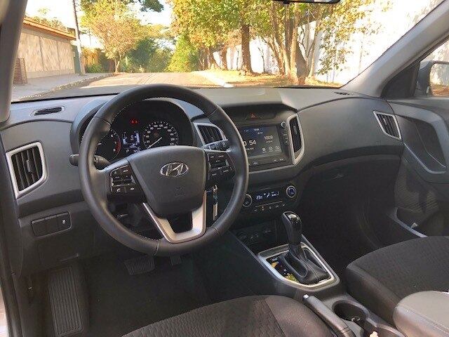 Painel é simplificado mas tem o essencial sem mescla de materiais mas sem requinte