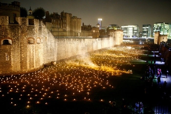 Ainda na Inglaterra, milhares de tochas iluminaram o fosso da Torre de Londres no domingo (4) para homenagear o fim da guerra
