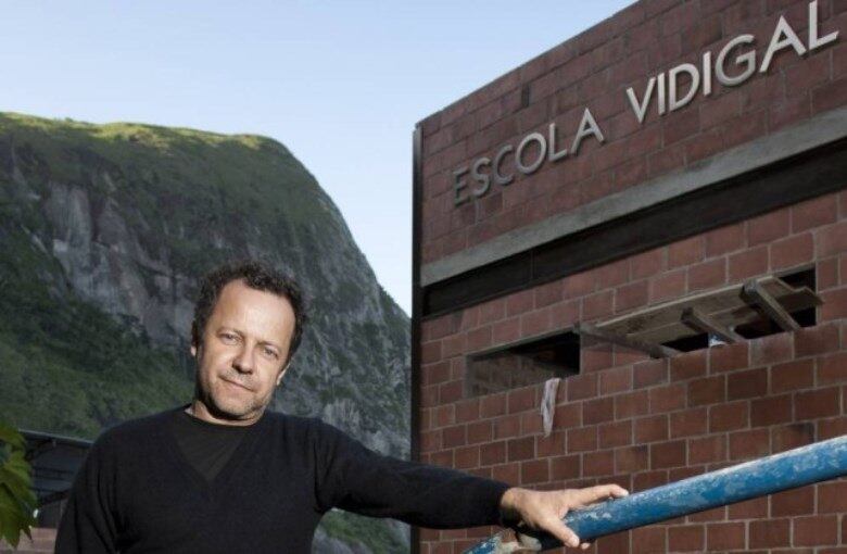 O artista plástico Vik Muniz comprou sua casa no Vidigal em 2013 e utiliza o local também como atelier