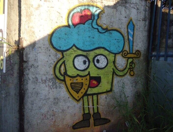 Raquel conta que já foi abordada por policiais inúmeras vezes, mas que nem sempre é obrigada a parar ou apagar o desenho. De acordo com ela, às vezes é possível conversar e explicar ao policial que se trata de uma forma de expressão artística. Se a polícia não ajudar, o jeito é parar e voltar outra hora para completar o desenho
