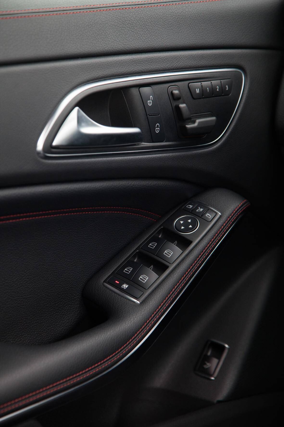 O Mercedes-Benz CLA 45 AMG vem equipado com motor 2.0 turbo com 360 cv, faz de 0 a 100km/h em 4,6 segundos, alcança 250 km/h e ainda tem câmbio esportivo de sete marchas, suspensão especial e tração integral permanente garantem ainda mais eficiência ao automóvel. O preço do superesportivo, porém, é para poucos bolsos: R$ 289,9 mil