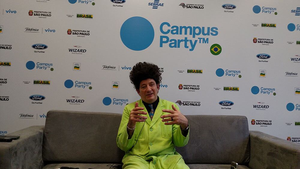 Beakman ainda comentou que acha os programas para crianças atuais "bem porcaria" e que cada episódio da série custava cerca de US$ 250 mil. Durante a entrevista coletiva, o ator explicou que ainda realiza turnês em teatros nos Estados Unidos, mas que não há nada como a reação dos geeks brasileiros. Ele comenta que consegue viver tranquilamente quando não está fantasiado do maluco cientista.
— É incrível, mas ninguém me reconhece sem a peruca!