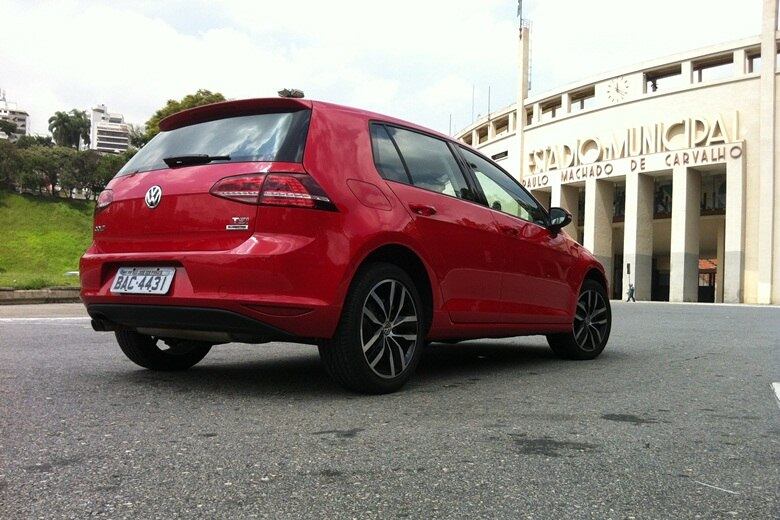 Linhas fluidas e contínuas dão aspecto de solidez ao modelo