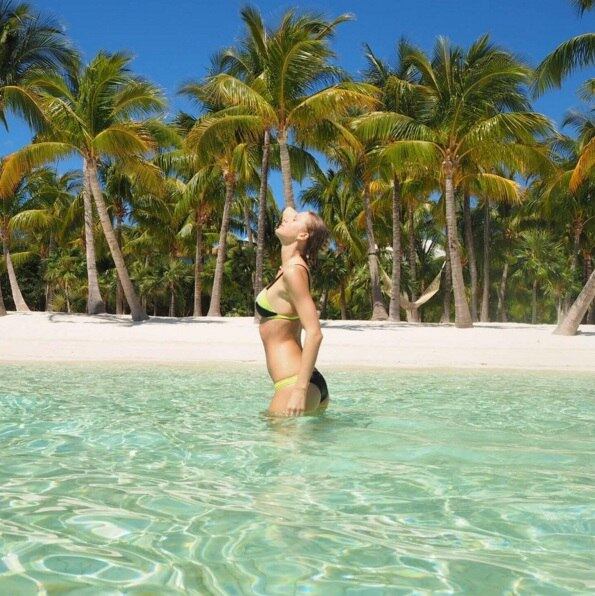 Antes mesmo de brilhar na capa da Vogue, Taylor já tinha se entregado ao paraíso tropical