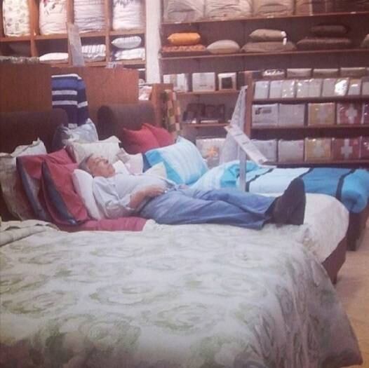 Olha a situação desse ser humano. Mulheres, tenham dó!