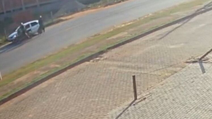 Imagens de câmeras de segurança mostram o momento em que o carro levando a vítima e a amiga é abordado por uma moto. Os dois criminosos se aproximam, cercam o veículo e obrigam o motorista a parar