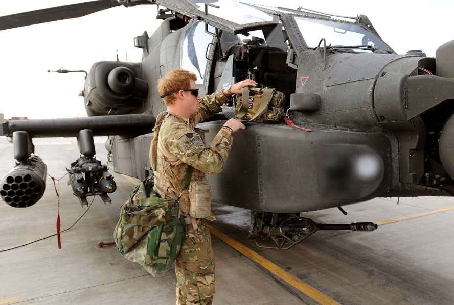 Como copiloto dos helicópteros Apache, Harry era encarregado de manusear
as armas em ações de apoio a militares em terra, ou acompanhando outras
aeronaves em missões para a retirada de mortos e feridos.
Mas ele disse que matar inimigos não foi o que o motivou a se tornar o
operador de artilharia. "Não foi essa a razão pela qual decidir fazer
esse trabalho. A razão era voltar para cá", disse ele