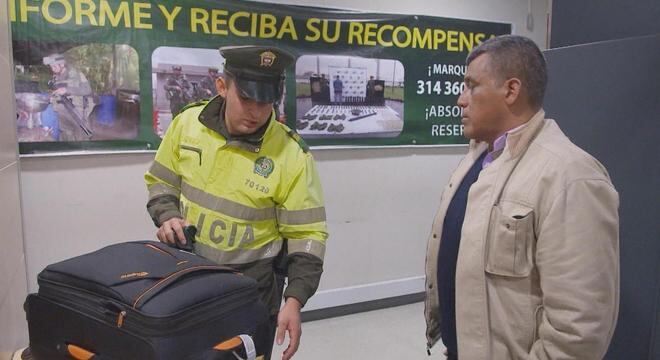 Falso turista com anormalidade detectada pelo escâner corporal é destaque de Aeroporto