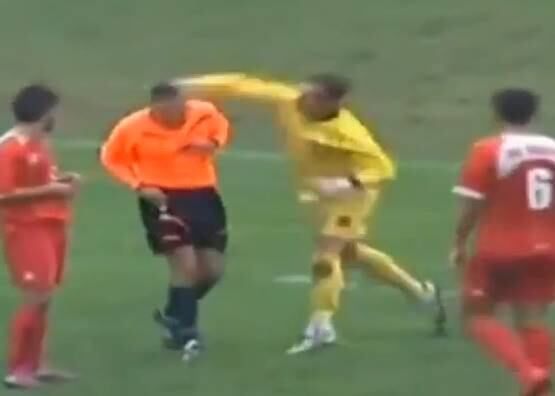 Goleiro não gostou nada de receber um amarelo e perdeu a linha