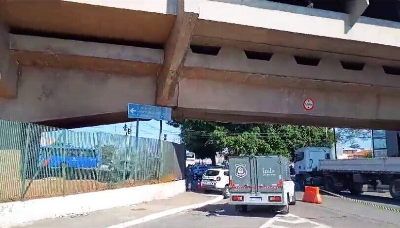 A passarela tem cerca de 15 metros de altura