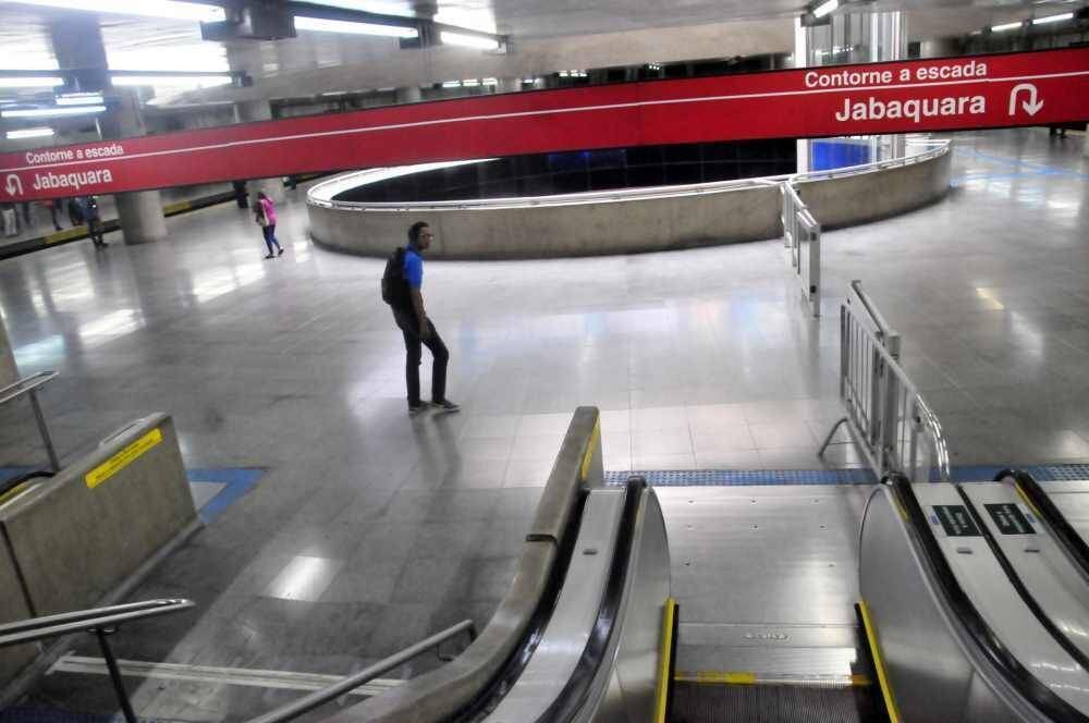 Depois de uma manhã bem complicada nas estações de metrô, a estação da Sé tem movimentação tranquila na tarde desta quinta-feira