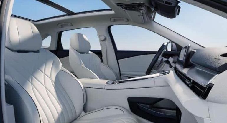 Interior traz acabamento luxuoso, em tons claros, e conta com teto solar panorâmico