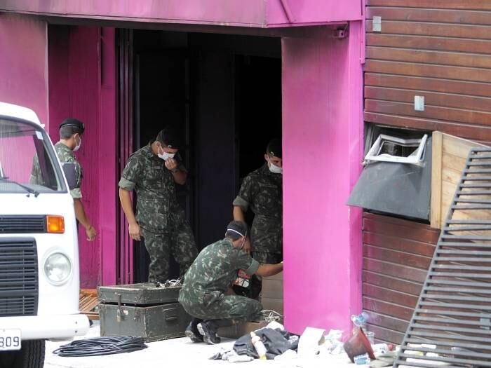 Santa Maria tem o segundo maior contingente militar do País e ele foi usado naquele domingo. O Exército e a Aeronáutica montaram um esquema especial para transportar e atender aos feridos que eram retirados da boate. A última vítima morreu em maio. Um ano após a tragédia, 42 pessoas ainda lutam para respirar