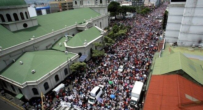 Grevistas caminharam até a Assembleia Legislativa