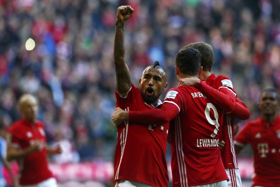 Pelo Campeonato Alemão, o Bayern de Munique aniquilou sem
qualquer piedade o Hamburgo. Se encarava dúvidas da torcida por conta das
últimas atuações no Campeonato Alemão, espantou qualquer questionamento com uma
atuação perfeita e arrasadora em casa, que rendeu a incrível goleada por 8 a 0
sobre o tradicional rival, pela 22.ª rodada da competição