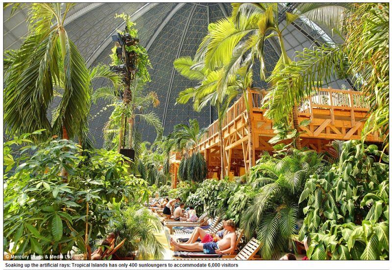 Há ainda 400 espreguiçadeiras para acomodar os hóspedes do
parque aquático na maior praia artificial do mundo
