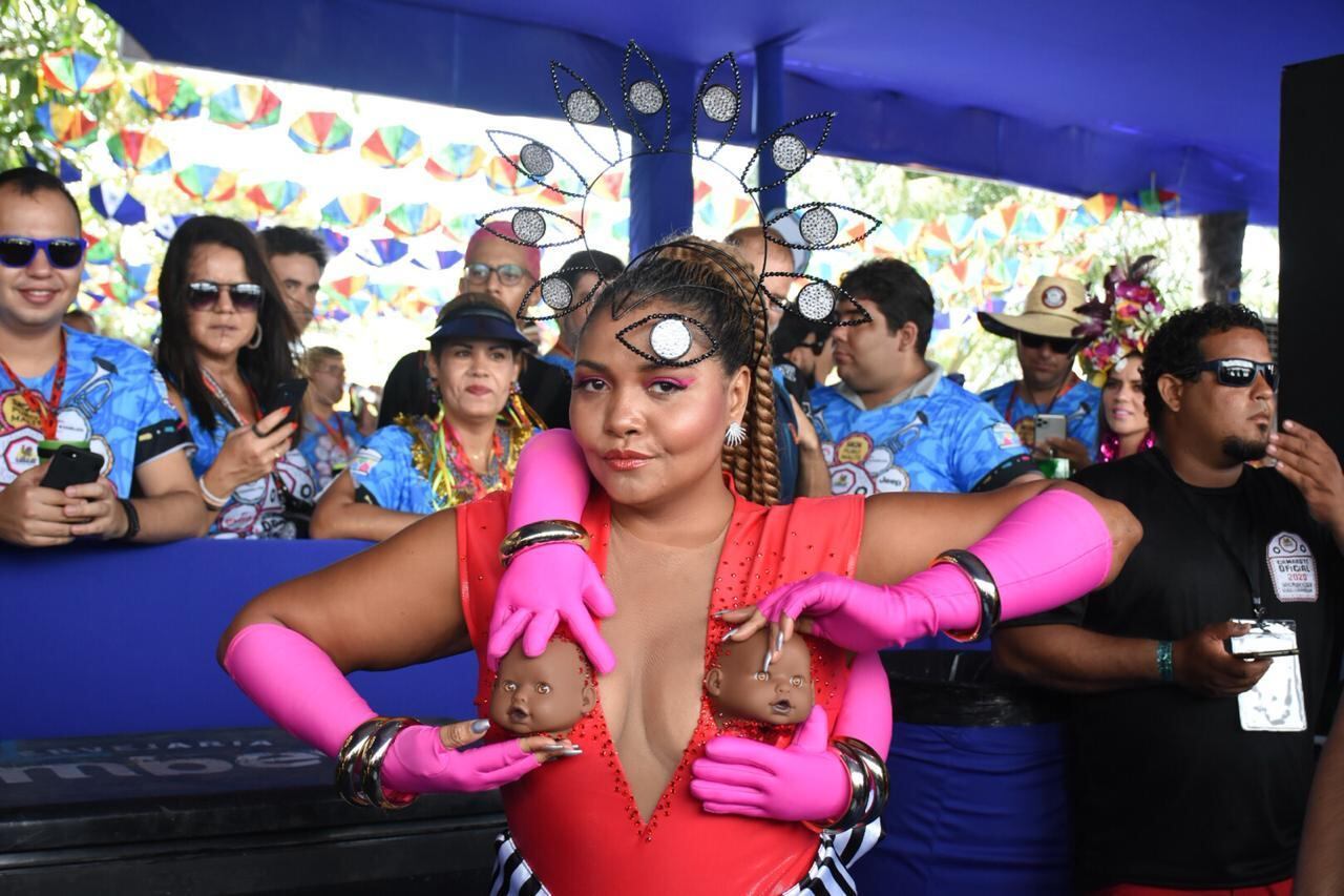 A cantora Gaby Amarantos chamou a atenção com sua fantasia 