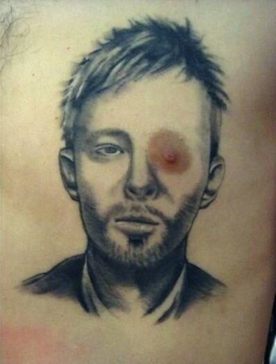 Um fã do Radiohead tatuou o rosto de Thom Yorke no peito. O fã não apenas desenhou o vocalista, mas fez o próprio mamilo virar o olho do cara