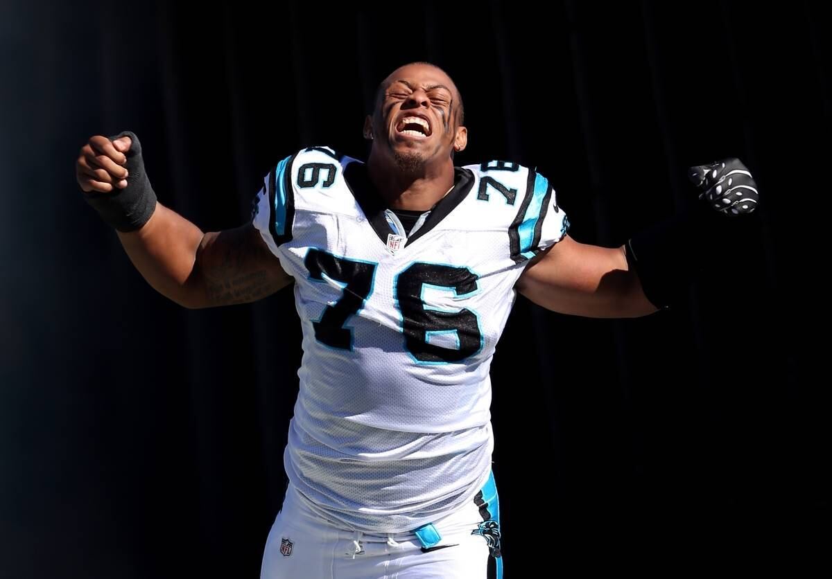 Suspenso por quatro jogos pela NFL por conta de uma suposta agressão doméstica em 2014, contra sua ex-namorada, o 'bad boy' do futebol americano Greg Hardy, jogador de defesa do Dallas Cowboys, dono de uma carreira pra lá de polêmica, resolveu manter sua fama de durão em sua primeira entrevista coletiva após o fim de sua punição na liga. E o alvo da metralhadora do atleta foi o astro Tom Brady e sua esposa, a brasileira Gisele Bündchen

Veja programas da Record na íntegra e no R7 Play!