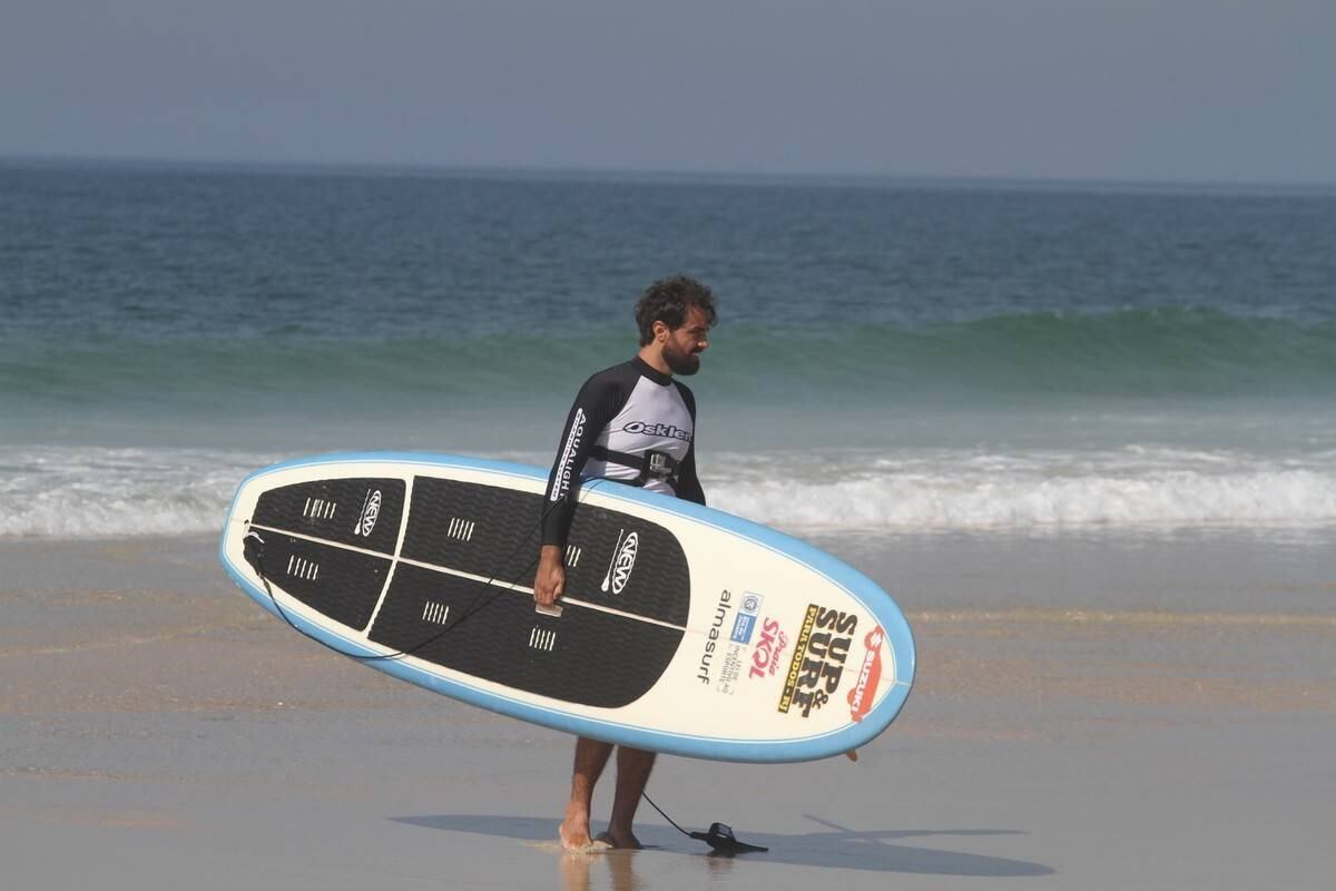 Bruno Gagliasso e Ricardo Pereira praticam stand up paddle na praia da Barra da Tijuca, no Rio