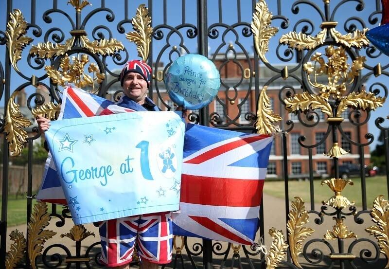 Súditos colocam balões e
cartazes do lado de fora do palácio de Kensington, em Londres, Inglaterra, em
homenagem ao 1º aniversário do príncipe George