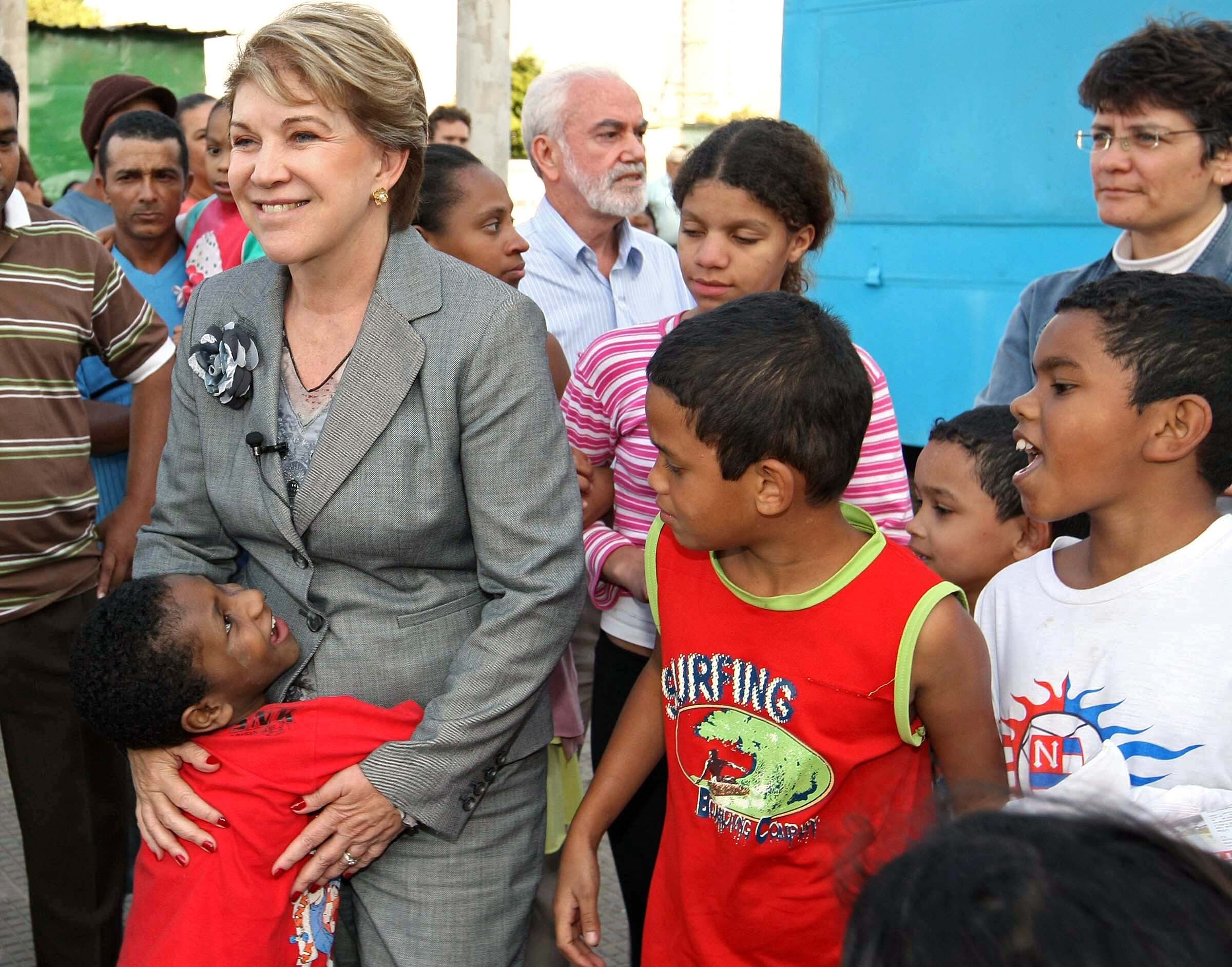 Durante campanha eleitoral de 2008, a ministra da Cultura Marta Suplicy
foi abraçada por um garotinho durante campanha no conjunto habitacional do Parque do Gato, em
São Paulo
