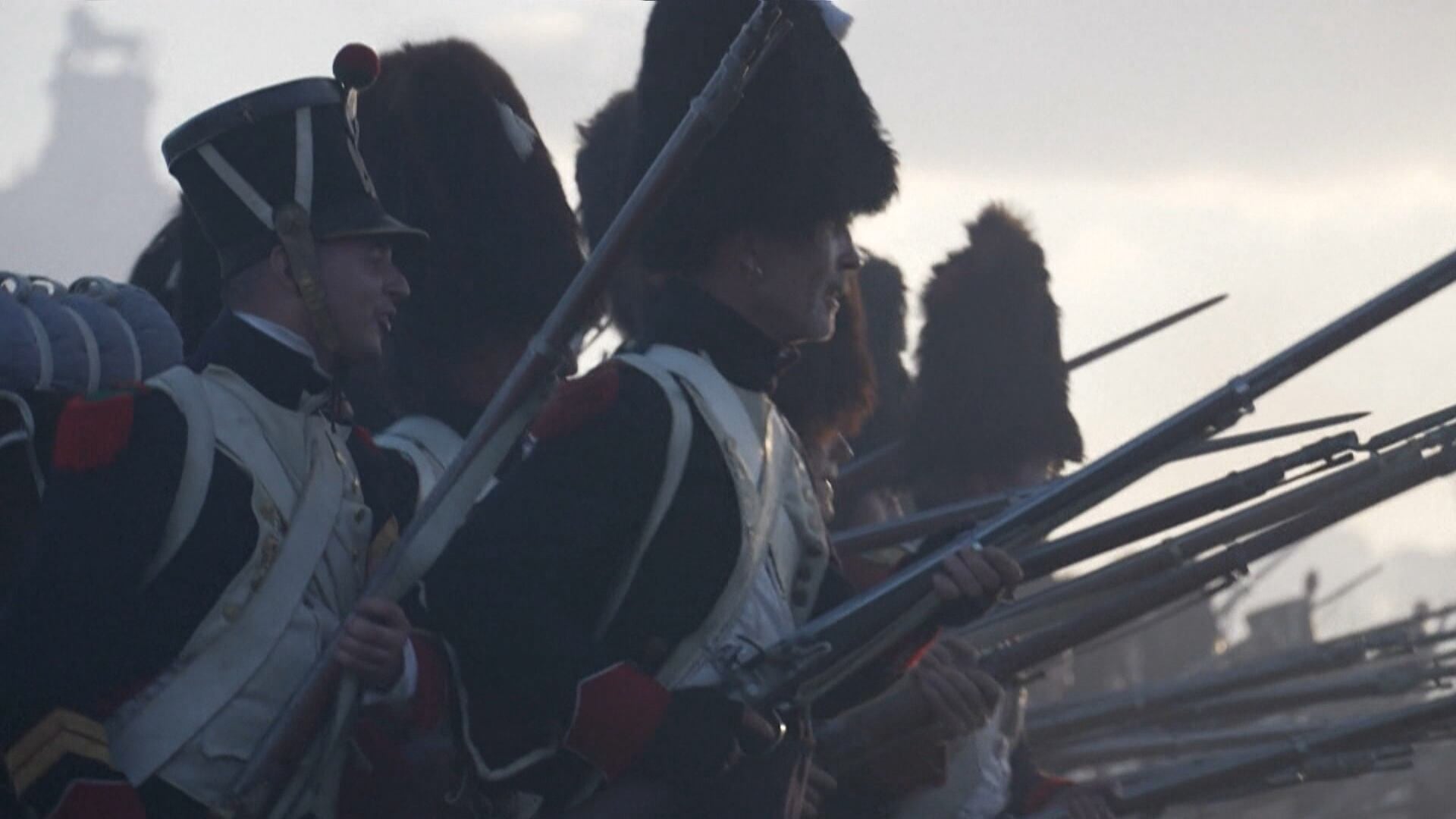 Fardas, canhões e cavalaria: reencenação da batalha de Waterloo reúne 2.500 pessoas na Bélgica