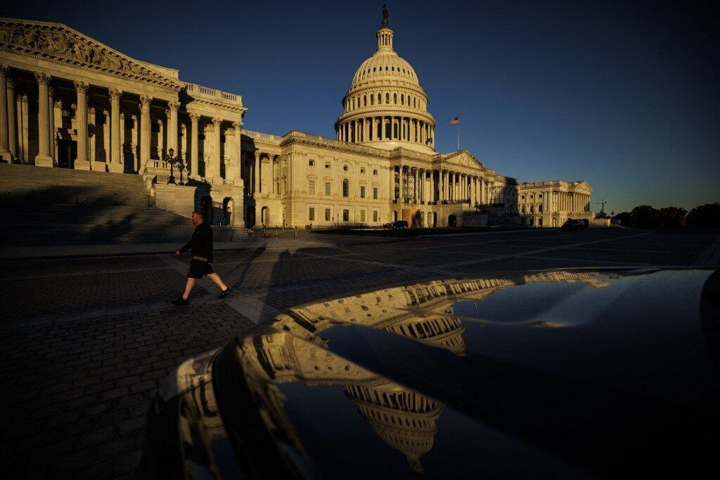 O Partido Republicano conquistou na última quarta-feira (16) as 218 cadeiras necessárias para ter a maioria na Câmara dos Representantes após as eleições de meio de mandato — as 'midterms' — nos Estados Unidos. O resultado foi alcançado com nove assentos ainda em disputa, enquanto o Partido Democrata tem, até o momento, 212 deputados eleitos