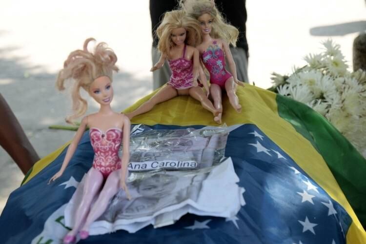 A família colocou as bonecas de Ana Carolina sobre o caixão da menina