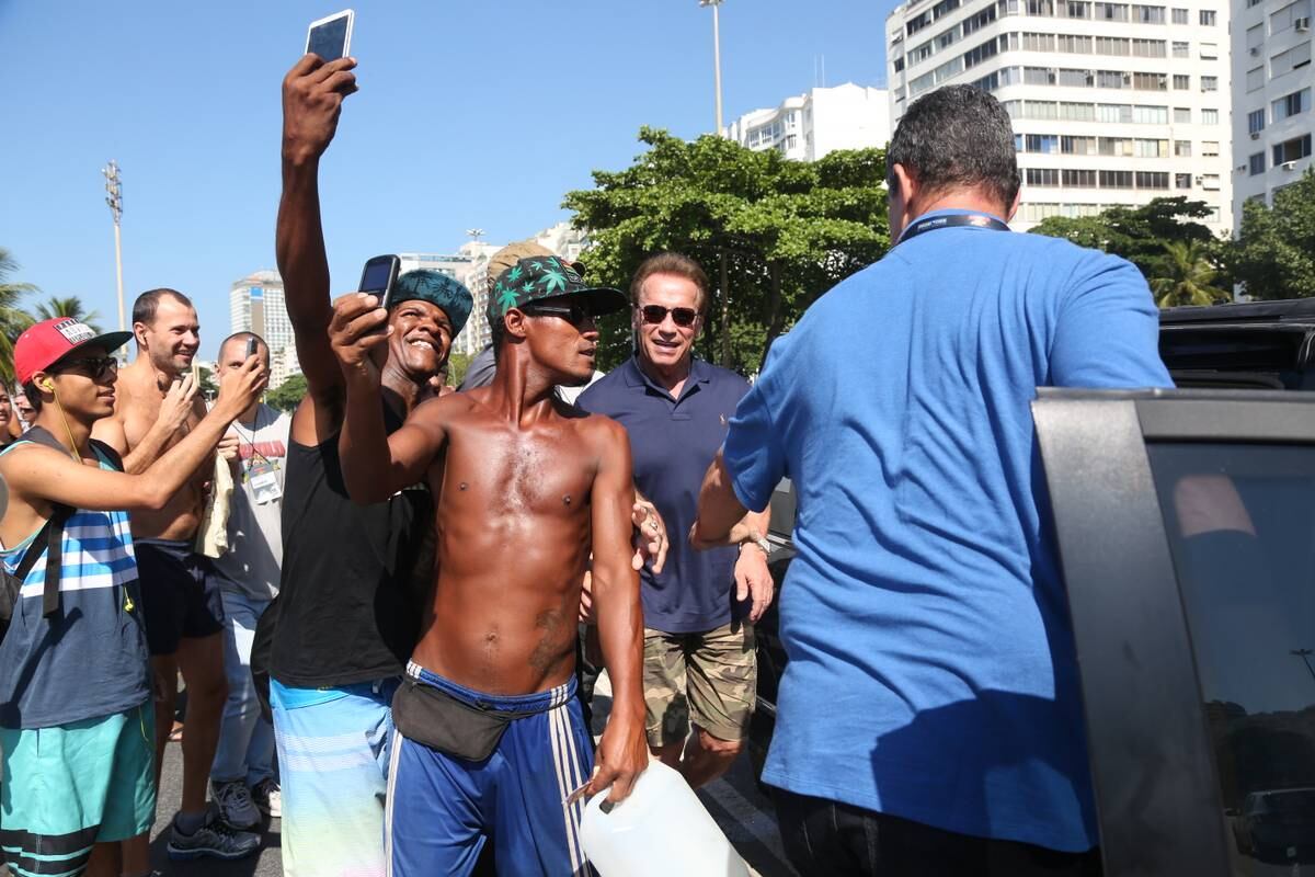 Simpático, ele ainda posou para selfies