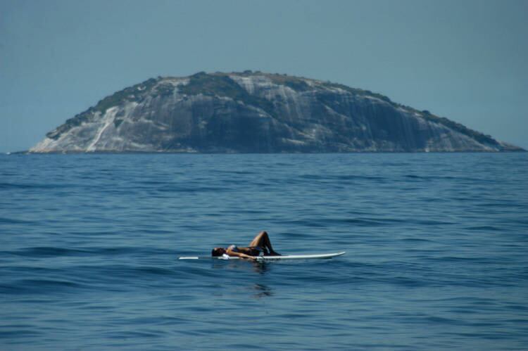 A surfista "estacionou" a prancha no mar de Ipanema e relaxou ao balanço das ondas