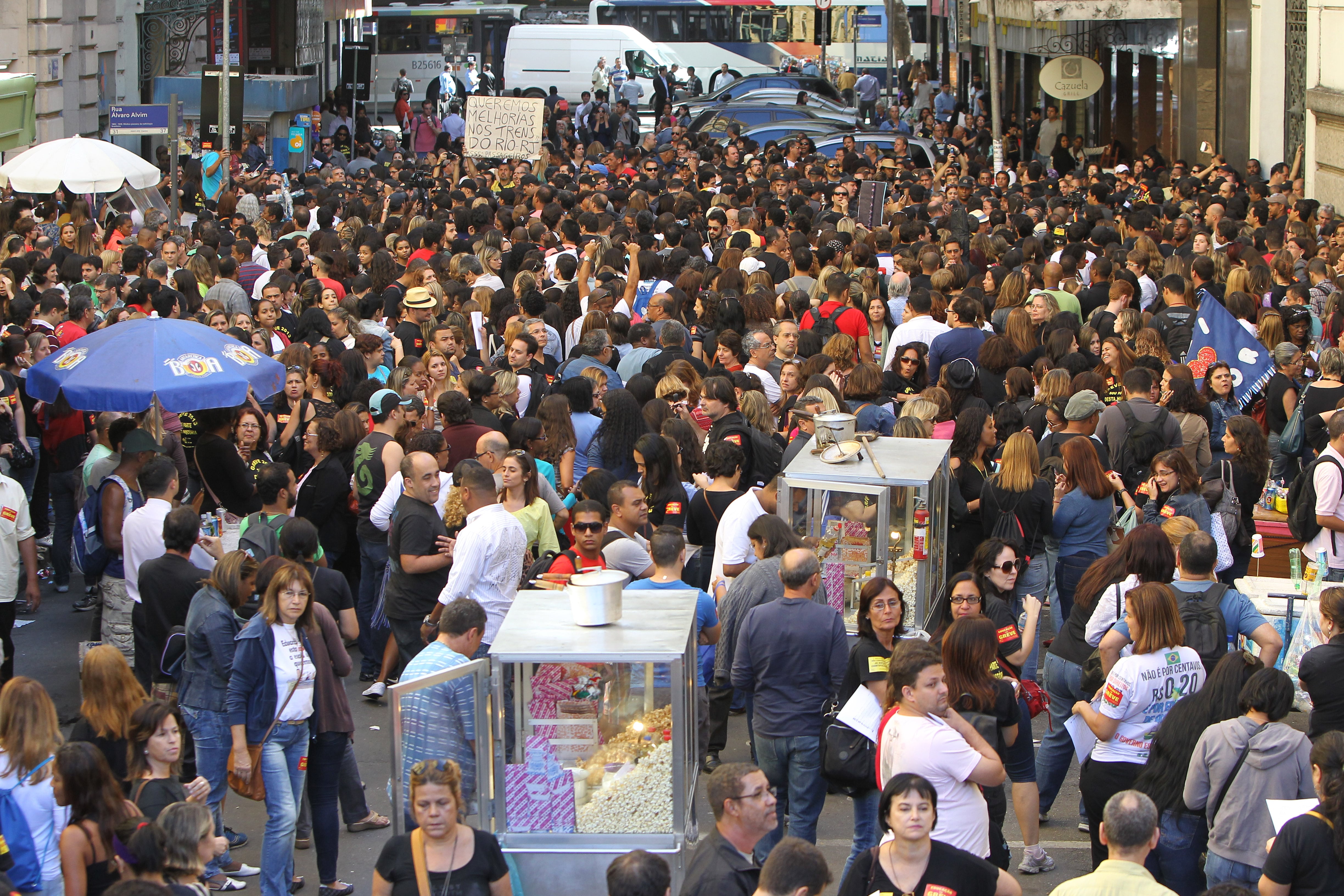 A rua da Câmara dos Vereadores, na Cinelândia, no centro do Rio, também foi tomada